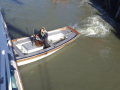 7-Vår-tenderbåt-trycker-ut-stäven-från-kaj_950-pixels