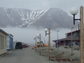 DSC_2141O_IMGP0807_Gatuvy Longyearbyen, låga moln på fjellet